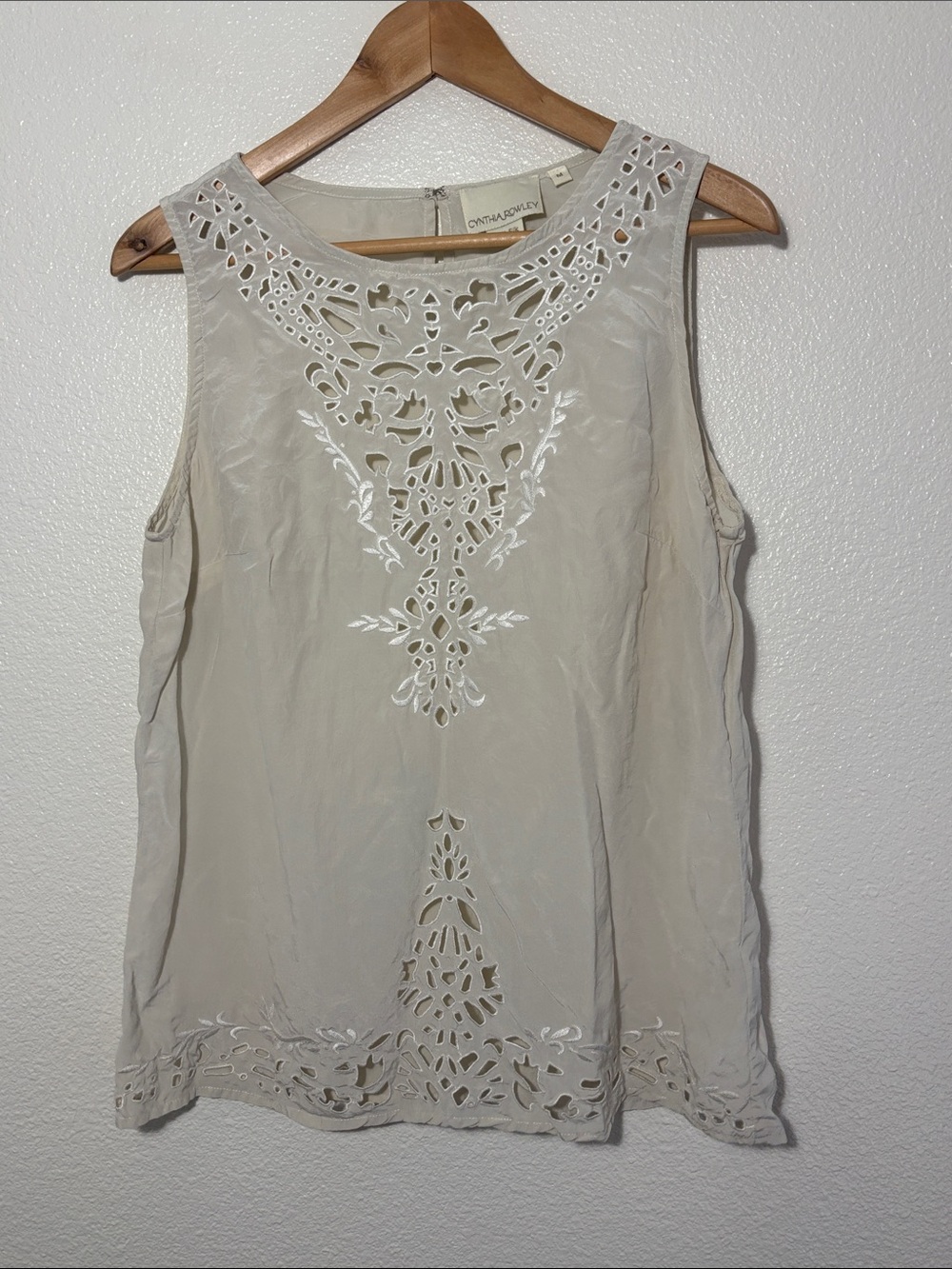 Cynthia Rowley 100% Silk Ivory Sleeveless Blouse Lazer Cut Embroidered Size Med
